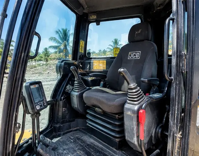 EXCAVADORA JCB 210LC 2.webp