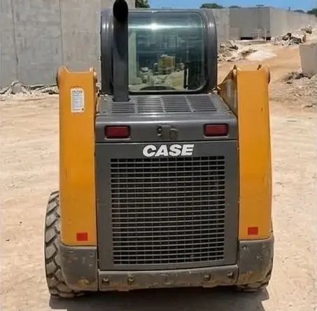 MINICARGADOR CASE SR200 MARTILLO2.webp