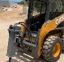 MINICARGADOR CASE SR200 MARTILLO3.webp