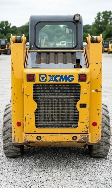 MINICARGADOR XCMG 746 CON MARTILLO.webp